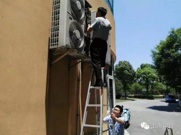 炎炎夏日送清凉 敬老院里修电器
